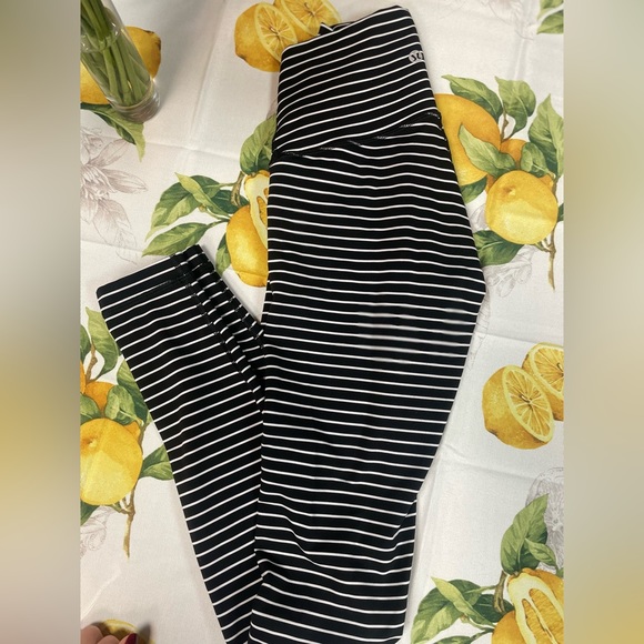 Size 4 still stiff striped lululemon wunder unders 25” - Picture 2 of 2